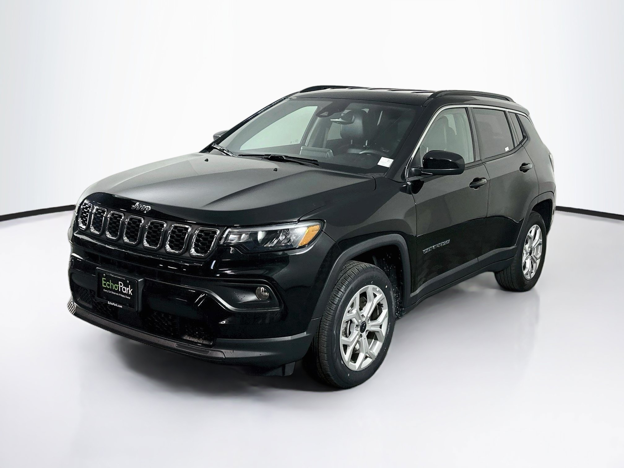 Used 2025 Jeep Compass Latitude AWD/4WD image 3
