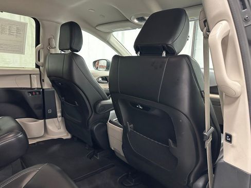 Used 2023 Chrysler Pacifica Touring-L image 58
