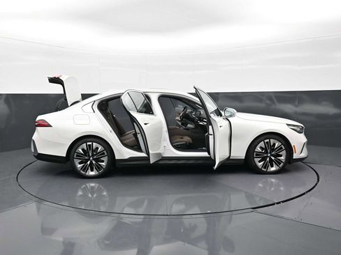 Used 2026 BMW 530i RWD image 34