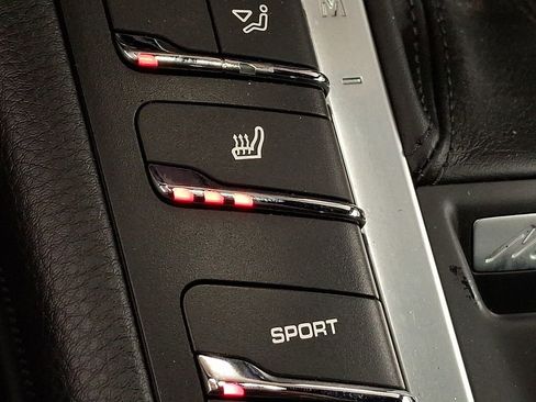 Used 2021 Porsche Macan Turbo image 16