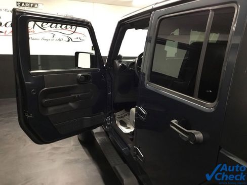 Used 2007 Jeep Wrangler Unlimited Sahara w/ Dual Top Group image 24
