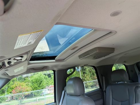 Used 2006 GMC Yukon SLT w/ SLT Preferred Equipment Group RWD image 17