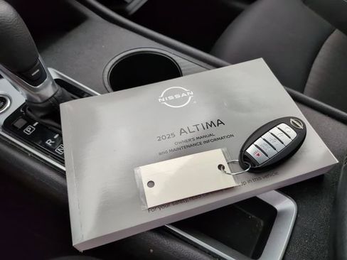 Used 2025 Nissan Altima 2.5 SV FWD image 21