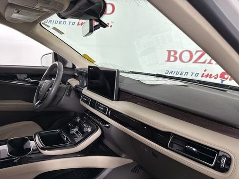 Used 2023 Lincoln Nautilus Reserve image 17