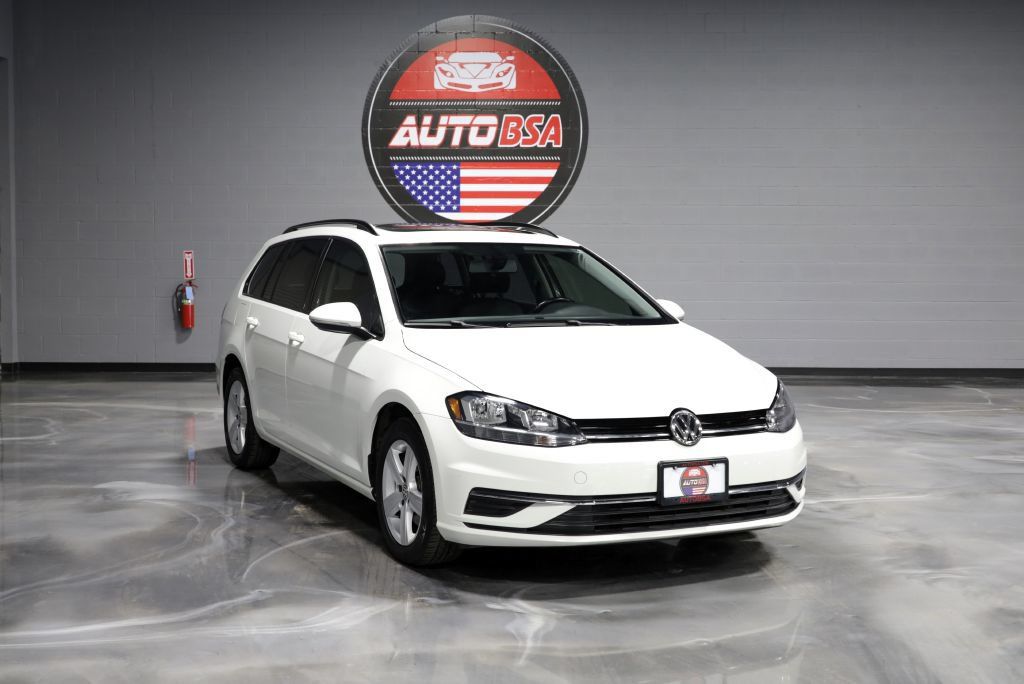 Used 2018 Volkswagen Golf SE FWD image 1
