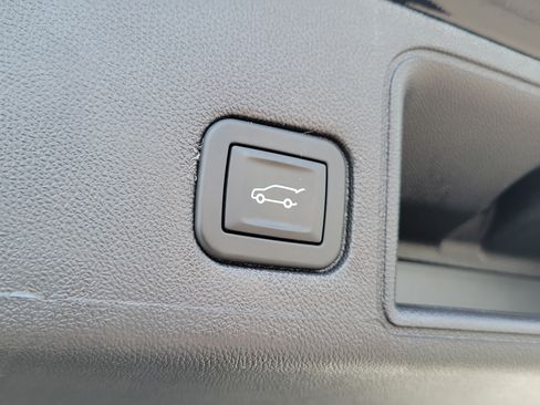 Used 2024 GMC Terrain Denali w/ Denali Premium Package AWD/4WD image 9