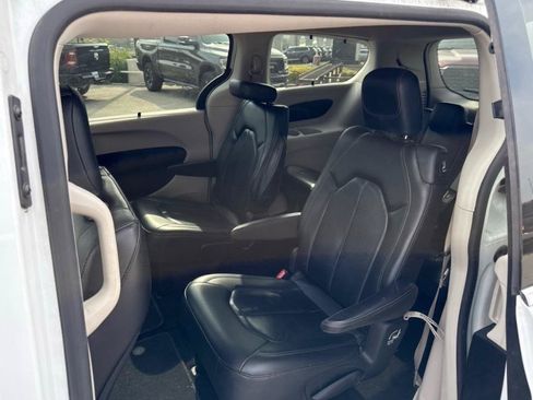 Used 2019 Chrysler Pacifica Touring-L FWD image 18