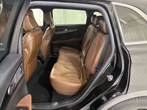 Used 2021 Lincoln Nautilus Reserve w/ Monochromatic Package image 12