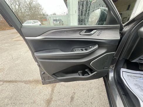 Used 2022 Jeep Grand Cherokee Limited image 13