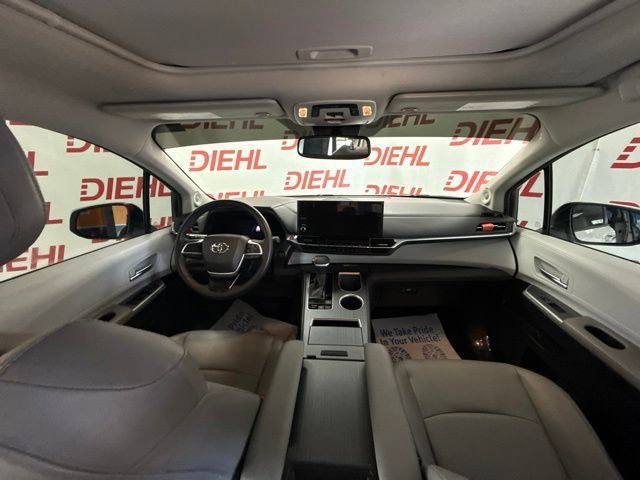 Used 2025 Toyota Sienna XLE w/ XLE Plus Package FWD image 54