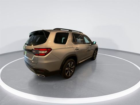 Used 2024 Honda Pilot Touring image 8