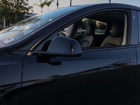 Used 2022 Tesla Model Y Long Range image 12