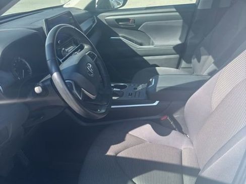 Used 2024 Toyota Highlander LE image 8