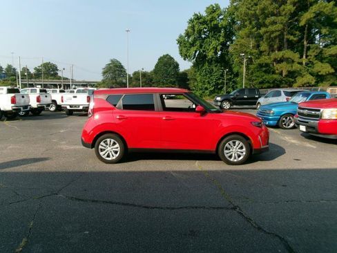 Used 2025 Kia Soul LX FWD image 5