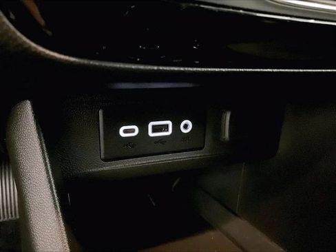 Used 2022 Buick Encore GX Select w/ Sport Touring Package FWD image 31