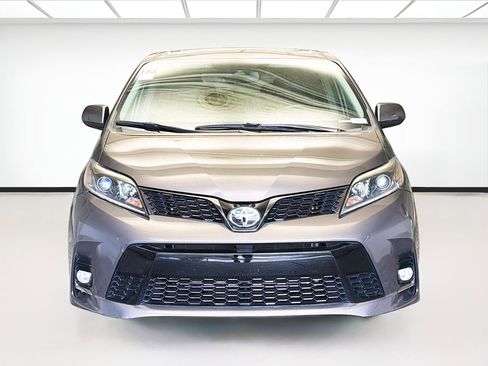 Used 2019 Toyota Sienna SE Premium w/ Protection Package image 2