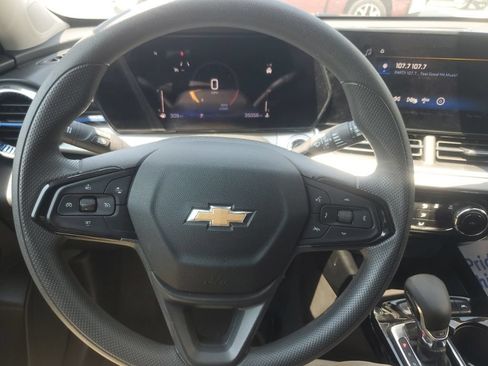 Used 2025 Chevrolet Trax LT FWD image 19