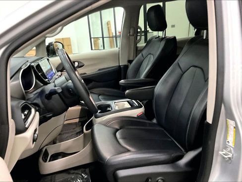 Used 2024 Chrysler Pacifica Touring-L image 21