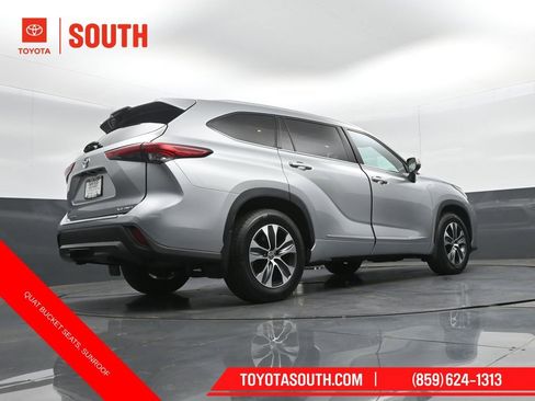 Used 2022 Toyota Highlander XLE AWD/4WD image 41