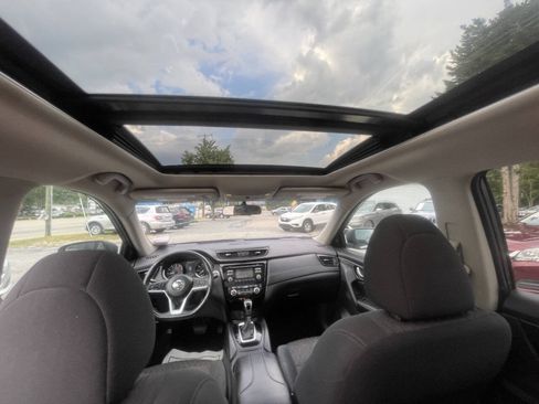 Used 2017 Nissan Rogue SV FWD image 18