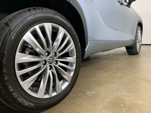 Used 2024 Toyota Highlander Platinum image 9