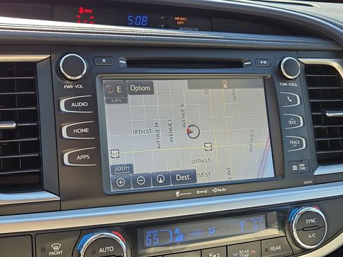 Used 2017 Toyota Highlander XLE FWD image 19