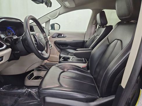 Used 2023 Chrysler Pacifica Touring-L image 21