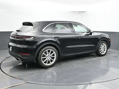 Used 2024 Porsche Cayenne AWD/4WD image 3