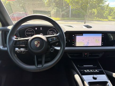 Used 2024 Porsche Cayenne AWD/4WD image 11