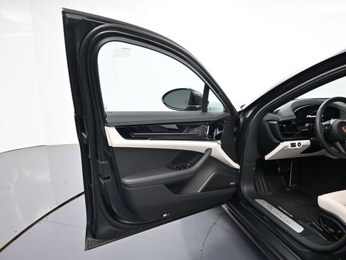 Used 2025 Porsche Panamera image 15