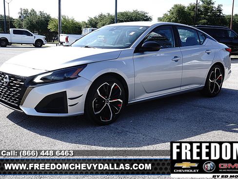 Used 2023 Nissan Altima 2.5 SR FWD image 3