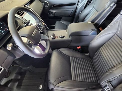 Used 2025 Land Rover Discovery S image 13