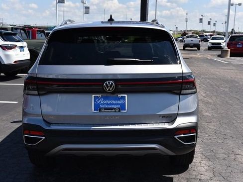 Used 2025 Volkswagen Taos SE AWD/4WD image 6