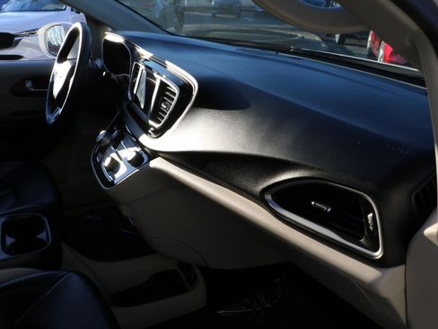 Used 2018 Chrysler Pacifica Touring-L image 8