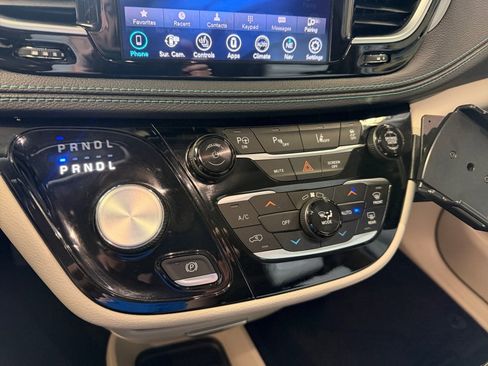 Used 2019 Chrysler Pacifica Limited w/ Advanced Safetytec Group FWD image 22