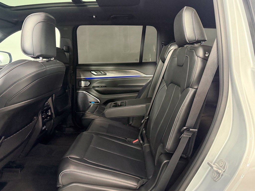 Used 2022 Jeep Grand Cherokee L Overland RWD image 17