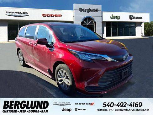Used 2021 Toyota Sienna LE image 1