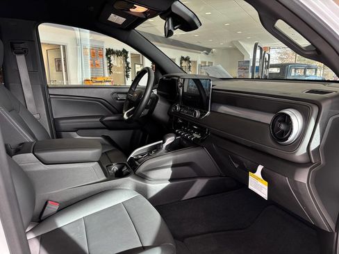 New 2024 Chevrolet Colorado LT w/ LT Convenience Package III image 11