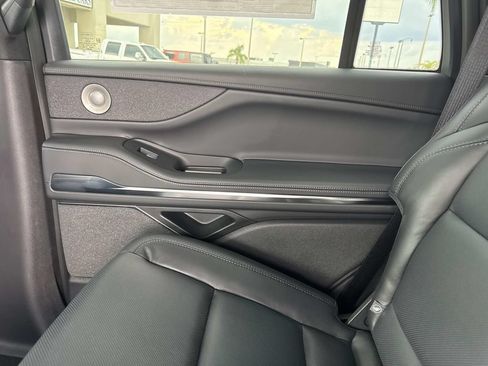 New 2026 Lincoln Navigator Reserve w/ Jet Appearance Package AWD/4WD image 16