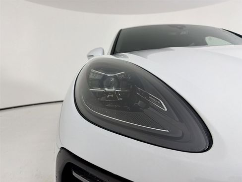Used 2025 Porsche Macan AWD/4WD image 32