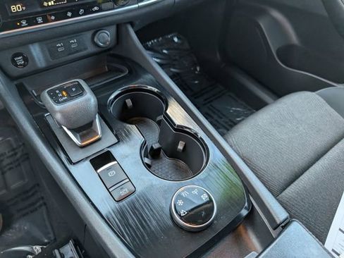 Used 2024 Nissan Rogue SV image 4