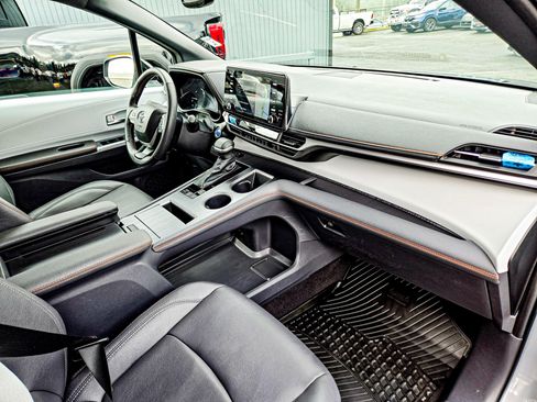 Used 2024 Toyota Sienna XSE image 14