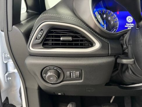 Used 2026 Chrysler Pacifica Select FWD image 11