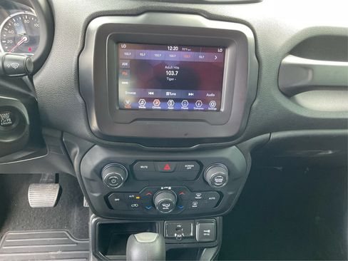 Used 2018 Jeep Renegade Latitude FWD image 12
