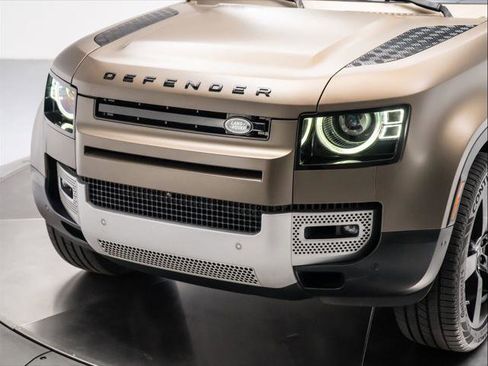 Used 2023 Land Rover Defender 110 SE image 9