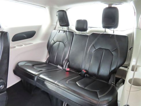Used 2023 Chrysler Pacifica Touring-L FWD image 30