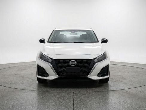 Used 2025 Nissan Altima 2.5 SV image 2