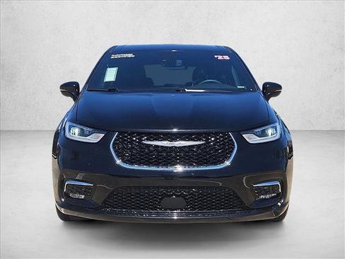 Used 2025 Chrysler Pacifica Select image 2