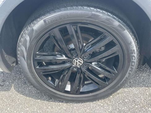 Certified 2022 Volkswagen Tiguan SE R-Line FWD image 7