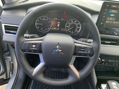 New 2025 Mitsubishi Outlander SE image 13